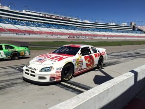 Adeus Emocionado de Pioneiro da ‘Guerra dos Pneus’ da NASCAR Após Quatro Décadas de Carreira