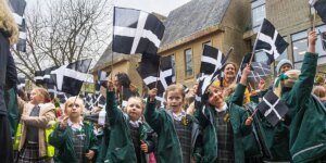 A Cornualha tem a identidade de condado mais forte da Grã-Bretanha em meio a apelos crescentes para se tornar o quinto país do Reino Unido