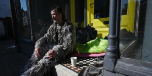 A cidade mais vigilante da Grã-Bretanha é acusada de limpar o ar dos moradores de rua, despejando-os em uma cidade vizinha