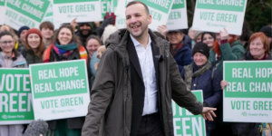A dissensão irrompe dentro dos Verdes quando um grupo crítico de gênero planeja levar Zack Polanski a tribunal por causa da “caça às bruxas queerfobia” do partido.