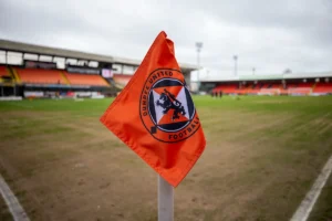A partir de 10IAR, a atual disputa pelo título do Celtic termina com uma bandeira branca em Tannadice