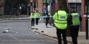 A polícia antiterrorista está investigando o ataque em Derby depois que um indiano foi preso sob suspeita de tentativa de homicídio