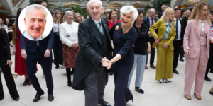 A visão dos deputados de Westminster dançando durante a guerra é um retrato marcante da Grã-Bretanha moderna