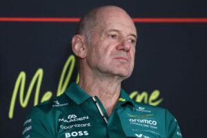Adrian Newey desiste de ‘repreender’ enquanto problemas técnicos atrapalham a conferência de imprensa da Aston Martin na Austrália