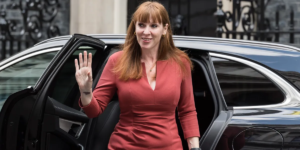 Angela Rayner diz que o tempo do Partido Trabalhista está acabando sob o comando de Keir Starmer enquanto o ex-vice-primeiro-ministro torce a faca
