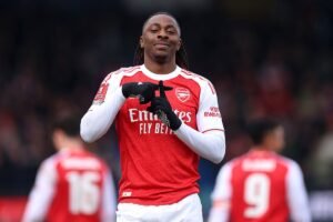 Arsenal forçado a convocar grandes armas para derrotar o animado peixinho Mansfield na eliminatória da FA Cup por muito tempo
