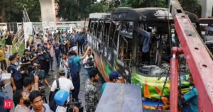 Bangladesh: Ônibus que transportava 40 pessoas cai no rio Padma, 2 mortos, muitos temem estar presos