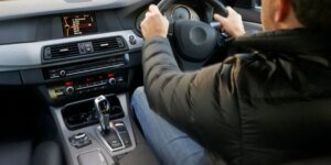 Carro popular à beira da extinção, com milhões de motoristas abandonando motores a gasolina e diesel