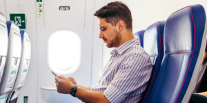 Companhia aérea dos EUA isenta passageiros de voos por ouvirem música sem fones de ouvido