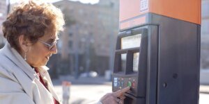 Fila de estacionamento enquanto a avó de Warwickshire, 81, foi multada em £ 270, apesar de não ter pago pelo medidor quebrado