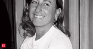 Frase do Dia de Miuccia Prada Significado: Frase do Dia de Miuccia Prada: ‘O que você veste é como você se apresenta ao mundo, especialmente hoje quando…’ – Lições sobre moda, autoexpressão e revelação de suas roupas Designer-chefe da Prada e fundadora da Miu Miu, Miu Miu