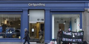 Girl Guides estão enfrentando ações legais devido ao atraso na implementação da proibição trans