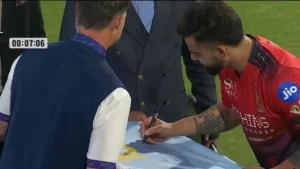 IPL: Dale Steyn recebe autógrafo de Virat Kohli com a camisa da Índia antes do confronto RCB x SRH – Assistir