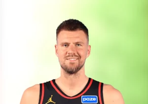 Kristaps Porzingis retornará à escalação do Warriors depois de perder os seis jogos anteriores