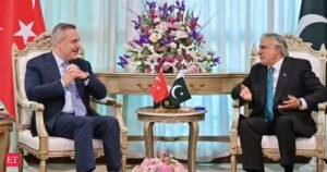 Mediadores reuniram-se no Paquistão para negociar o fim da guerra entre Israel e Irão, que já dura um mês.