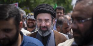 Mojtaba Khamenei escapou da morte poucos segundos depois de caminhar no jardim