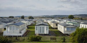 Moradores comemoram quando 60 caravanas ‘perdidas’ ‘arruinaram suas vidas’