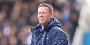 Northampton Town demitiu Kevin Nolan faltando 10 jogos para o fim do ex-astro da Premier League Colin Calderwood.