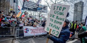 Notícias do Irã: manifestantes culpam o governo de Keir Starmer por lidar com o conflito no Irã