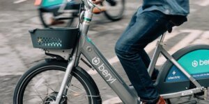 Novo esquema de bicicletas elétricas se transforma em caos quando os passageiros abandonam os veículos horas após o lançamento