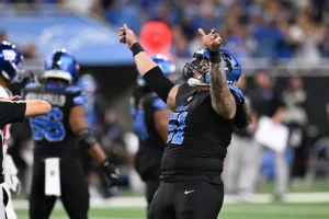 O agente livre do Detroit Lions, DT Roy Lopez, assinou com os Cardinals