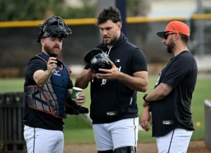 O apanhador do Tigers, Jake Rogers, ficou ferido no estranho acidente