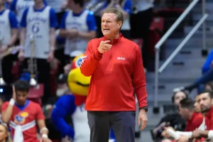 O basquete masculino do Kansas, HC Bill Self, nega rumores de aposentadoria: ‘Sem notícias. Informação ruim.