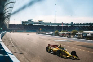 O campeão da IndyCar, Alex Palou, caiu na corrida de Rinus VeeKay em Phoenix