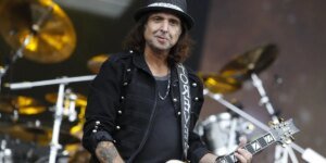 O guitarrista do Motörhead morreu aos 64 anos no hospital após uma ‘operação difícil’