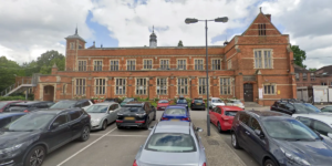 O imã levou um tapa no pulso por dizer que as mulheres deveriam servir aos seus maridos