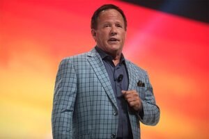 O ‘mentor’ de Charlie Kirk e pai das líderes de torcida modernas morre após cair enquanto jogava pickleball: relatório