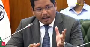 O ministro-chefe de Meghalaya, Conrad K Sangma, disse que não queria deixar sua residência, apesar das ameaças da multidão