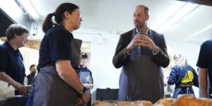 O príncipe William traz para casa guloseimas artesanais para sua família de uma viagem recente