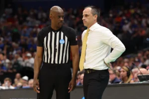 O técnico de Iowa, Ben McCollum, ficou furioso depois que os árbitros perderam uma possível falta flagrante na Flórida