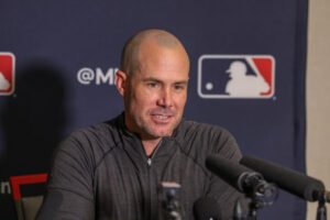 O técnico do Texas Rangers dá notícias emocionantes ao arremessador durante uma visita ao monte