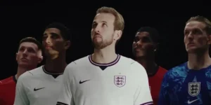 O uniforme da Inglaterra para a Copa do Mundo, que foi apresentado como a polêmica bandeira arco-íris de São Jorge, foi substituído pelo slogan “Happy and Gorious”.