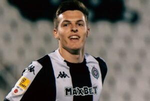 Oficial: Milan confirmou a contratação do atacante Kostic, de 19 anos