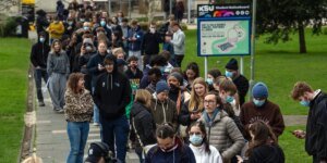 Os casos de meningite aumentam para 34 enquanto as autoridades correm para vacinar milhares em meio aos temores da propagação da Páscoa