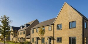 Os preços das casas no Reino Unido sobem para um máximo recorde de £ 301.151, apesar dos temores sobre as taxas de hipotecas