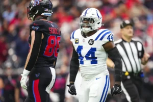 Packers trocam Colby Wooden por LB Zaire Franklin