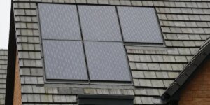 Painéis solares e uma bomba de calor são instalados em todas as novas casas como parte da energia limpa