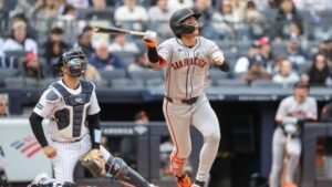 Por que uma mão desencarnada é o Coisa que entrega a bola de beisebol para os Yankees-Giants no dia de abertura