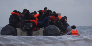 Quase 1.000 migrantes em pequenos barcos chegam à costa do Reino Unido em apenas seis dias depois de aproveitarem o clima mais quente