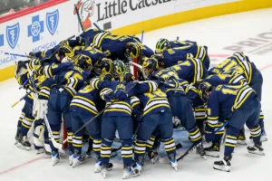 Resumo de hóquei: Michigan lidera ambas as pesquisas nacionais; Pontuações de Cotter de Canton no OT