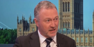 Secretário do Trabalho nega décimo ataque a Nigel Farage após repressão à criptomoeda do primeiro-ministro