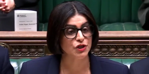 Shabana Mahmood discursa aos parlamentares após o cancelamento da marcha pró-Irã em Londres