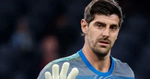 Thibaut Courtois, do Real Madrid, está praticamente excluído do clássico após se lesionar contra o Manchester City