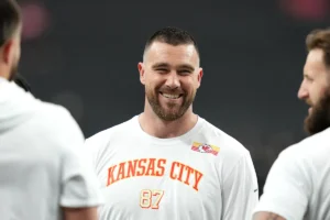 Travis Kelce supostamente assinou um contrato de 3 anos no valor de US$ 54,7 milhões para retornar aos Chiefs depois de flertar com a aposentadoria