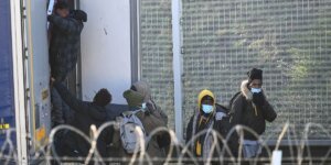 Um em um migrantes ilegais apanhados a regressar à Grã-Bretanha em camiões