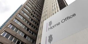 Um requerente de asilo sudanês barbudo e enrugado é CRIANÇA governado por um juiz de imigração